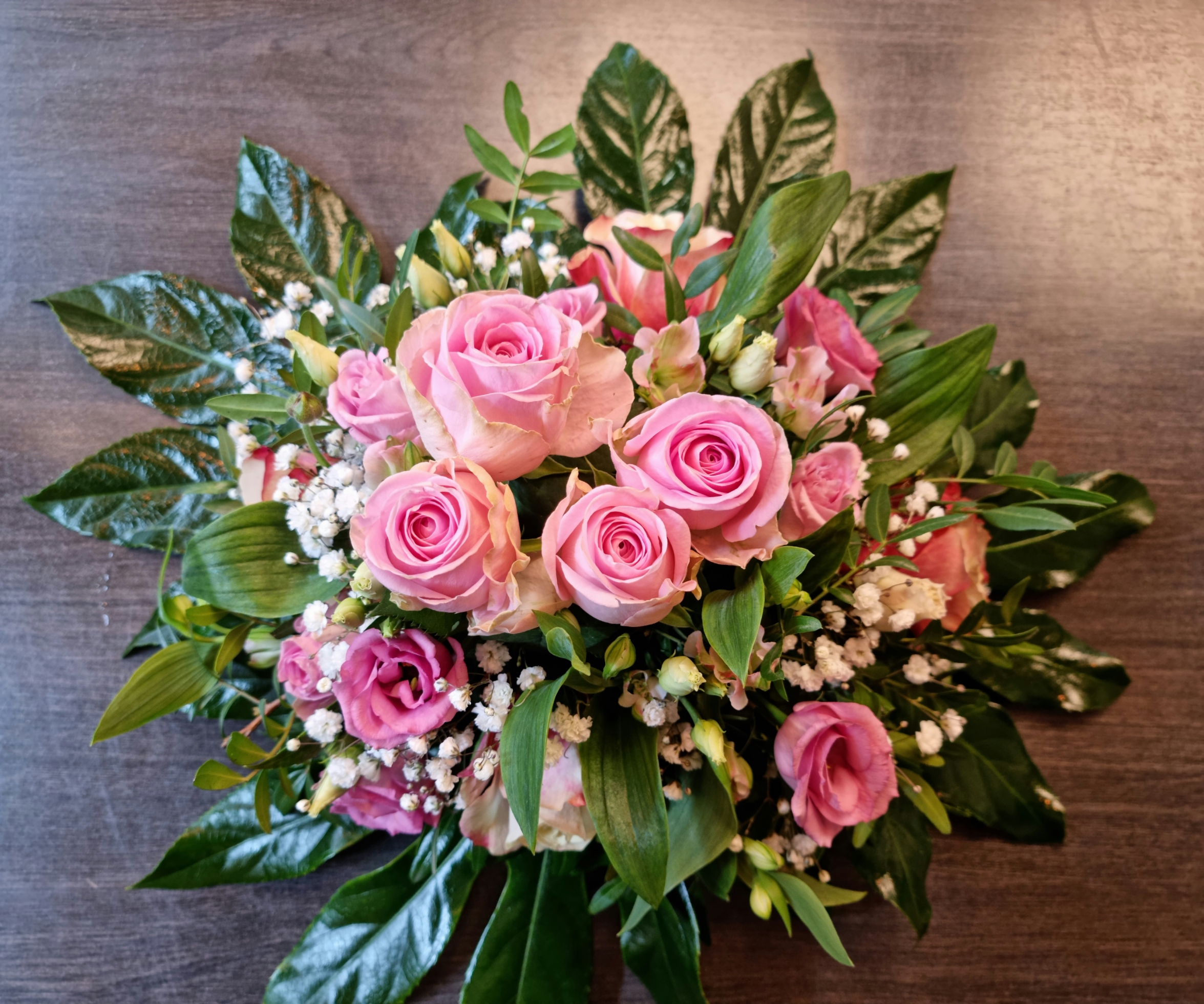 Gestecke rosa Rosen mit rosa lisian und Schleierkraut - royalflowers